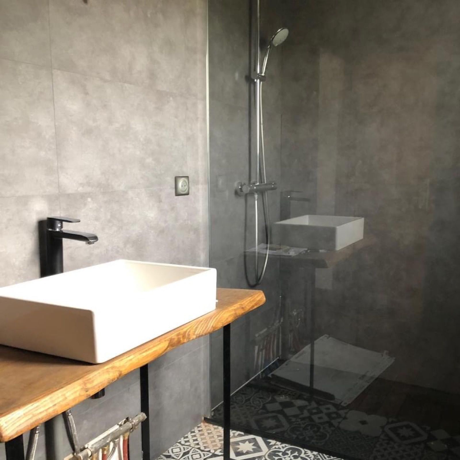 Salle d’eau rénovée : vasque sur plan bois et douche à l’italienne