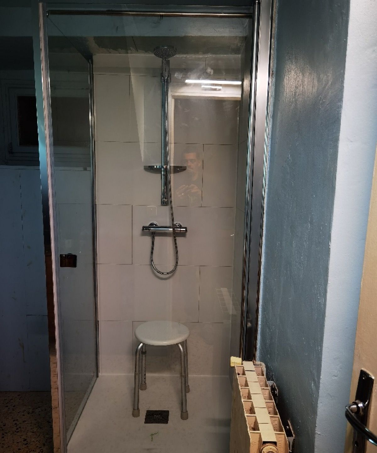 Douche rénovée avec barre de maintien et robinetterie thermostatique