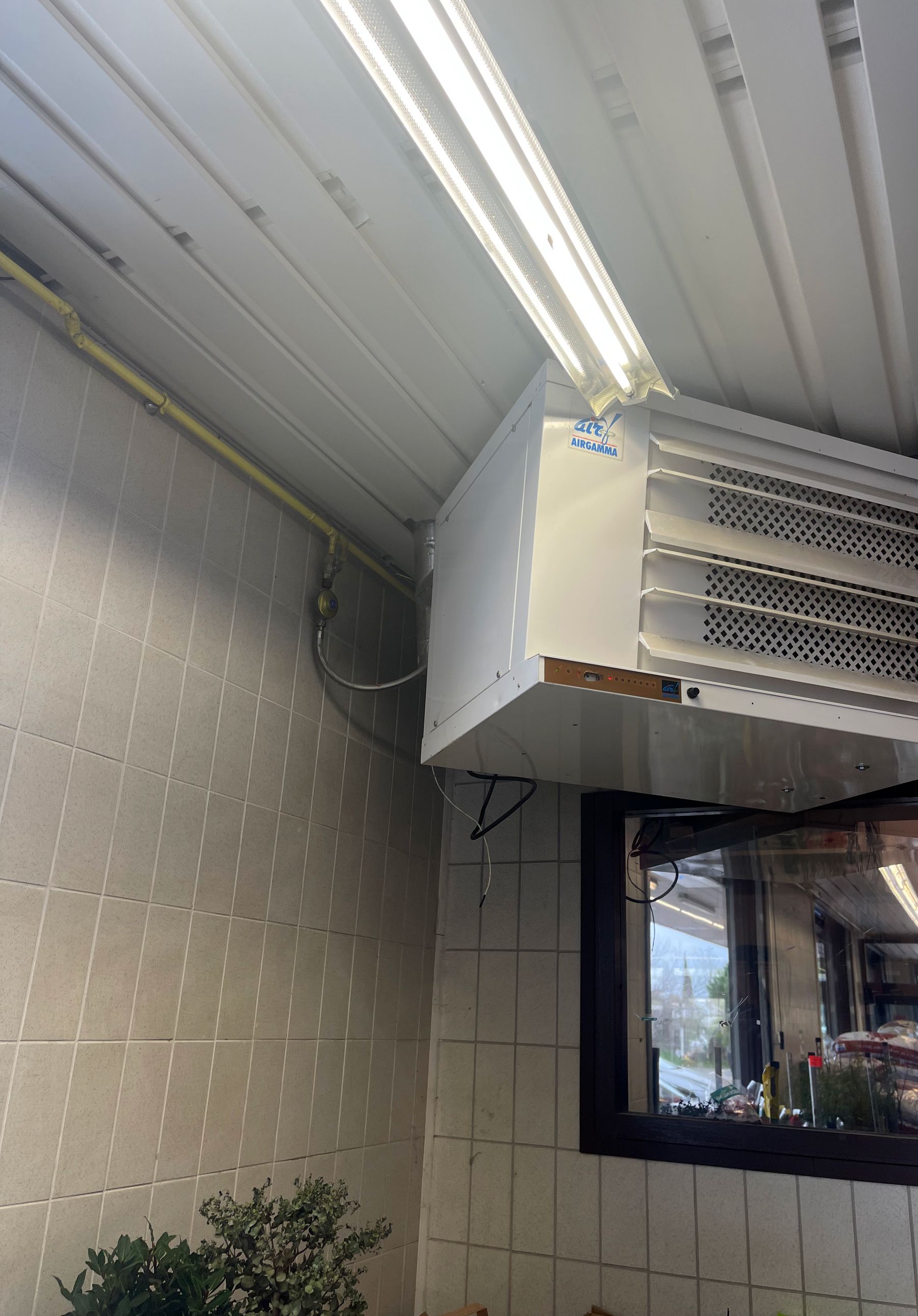 Aérotherme suspendu sous plafond dans un local d'activité