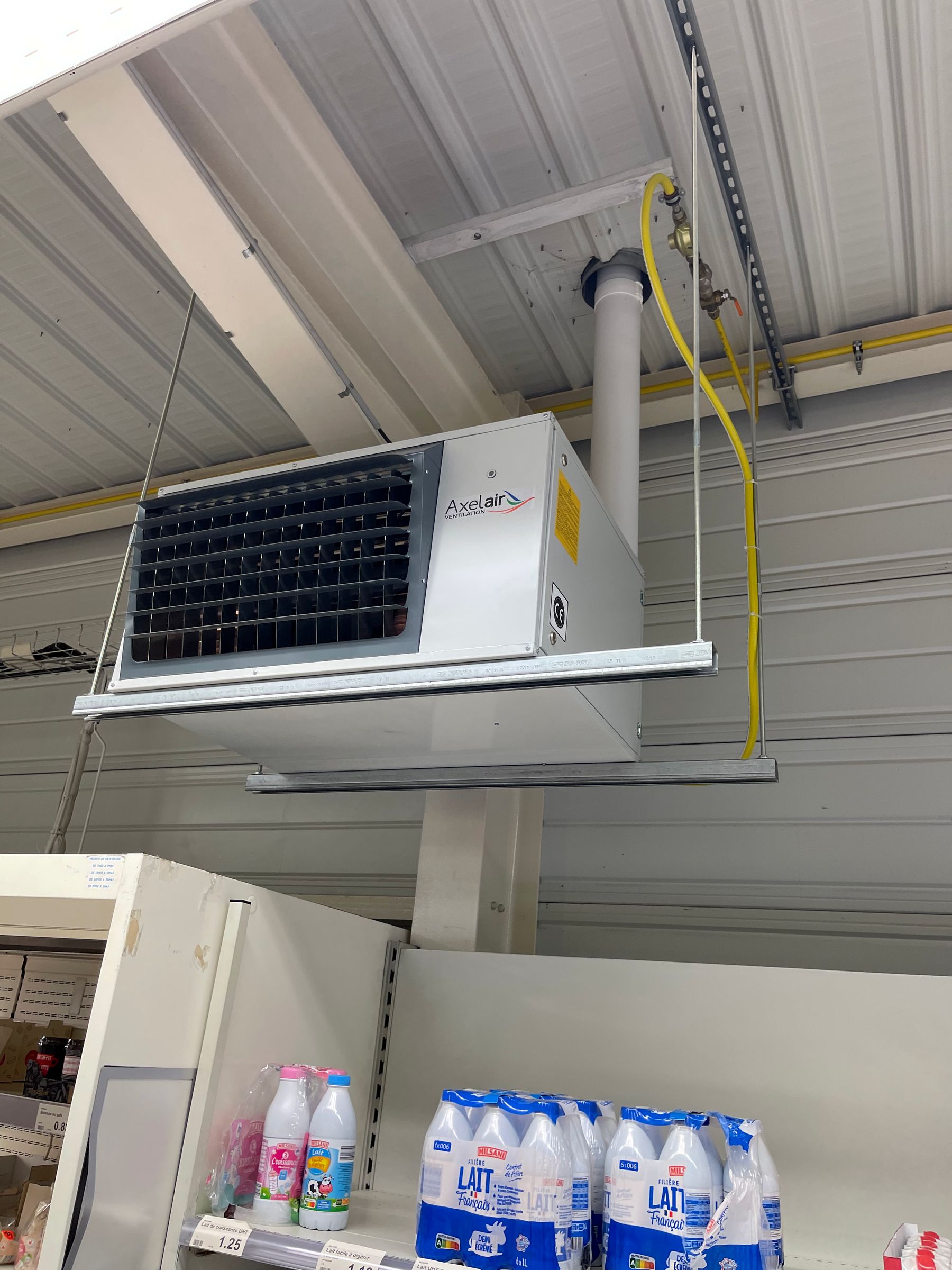 Aérotherme gaz suspendu sous la toiture d'un local commercial