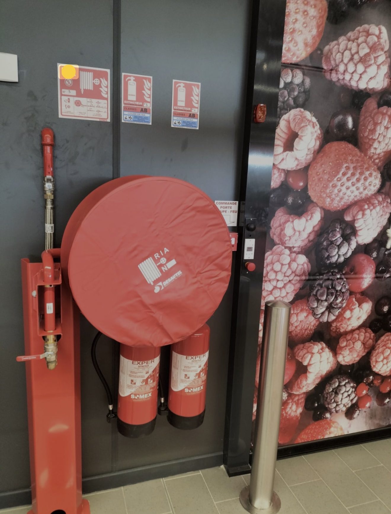 RIA sous housse et extincteurs dans une surface de vente à Carcassonne